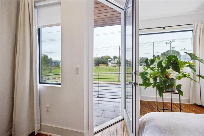 Building Photo - 1011 E 12th St