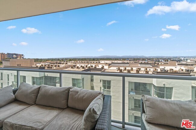 Building Photo - 13700 Marina Pointe Dr
