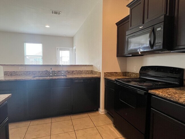 Building Photo - Nice 3/2 in Manor
