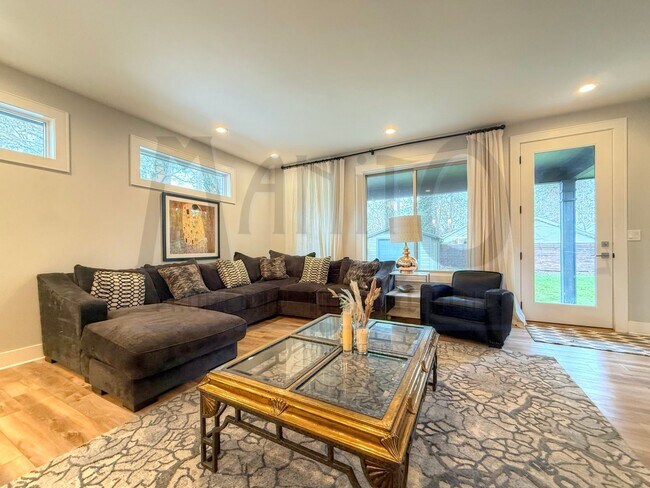 Building Photo - Spacious South Hill Home