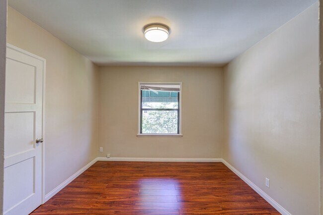 Building Photo - 1154 S Plymouth Blvd