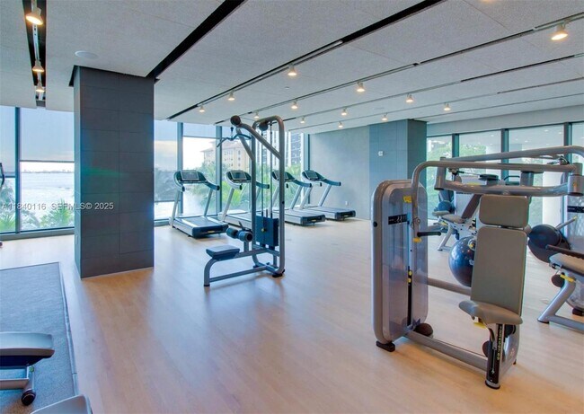 Building Photo - 460 NE 28th St