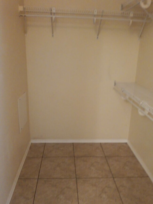 Building Photo - 3 Bedroom, 2 Bathroom Home! Schedule a Showing Soon!