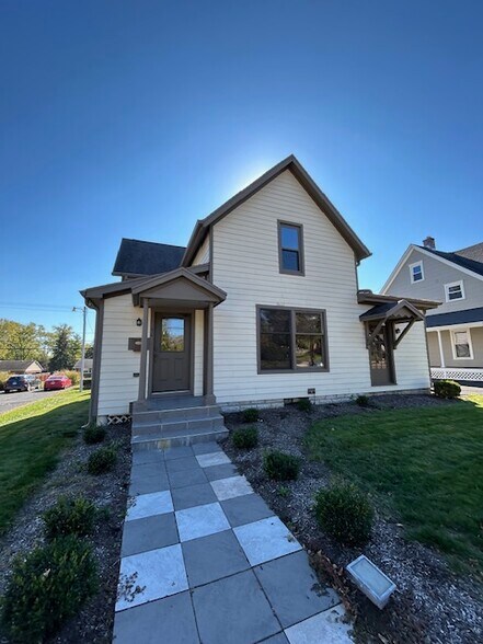 Primary Photo - 96 E Franklin St