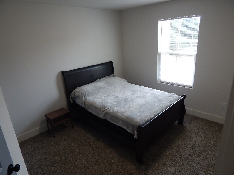 Building Photo - 233 Marshland Ln