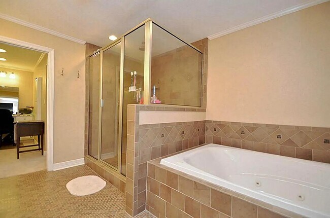 Building Photo - 3202 Bayou Dr