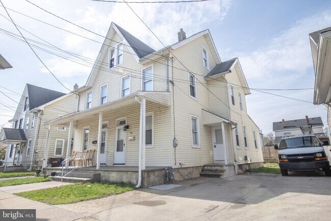 Building Photo - 424 Kossuth St