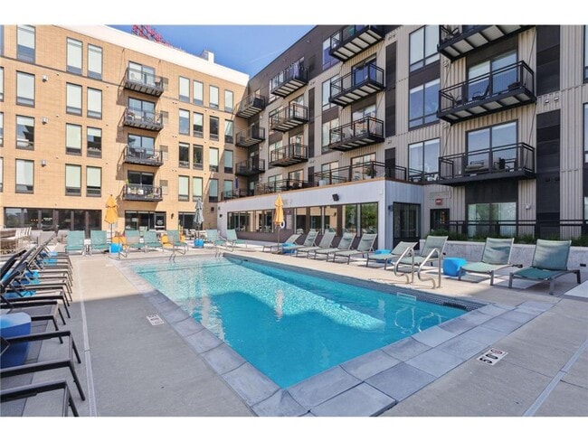 Building Photo - 401 SE Main St