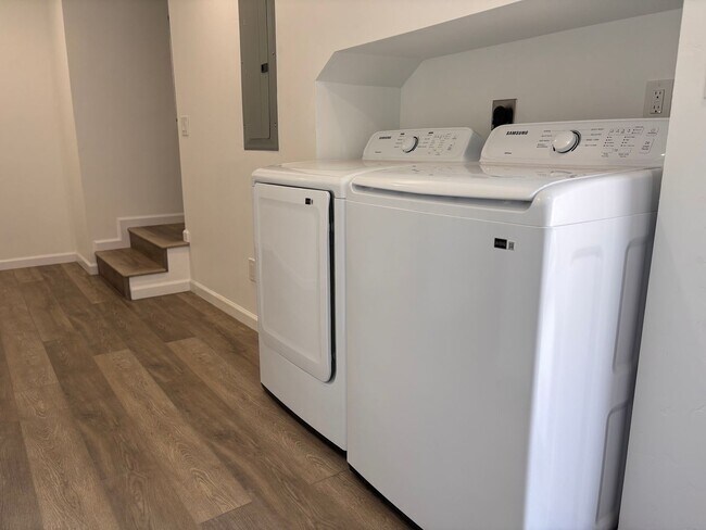 Building Photo - 2 bedrooms 2 baths home FOR RENT