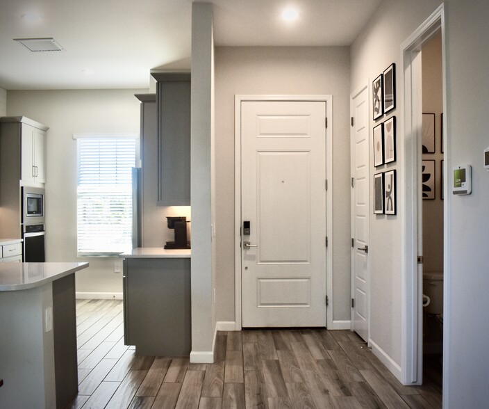 Building Photo - 5128 E Coolbrook Ave