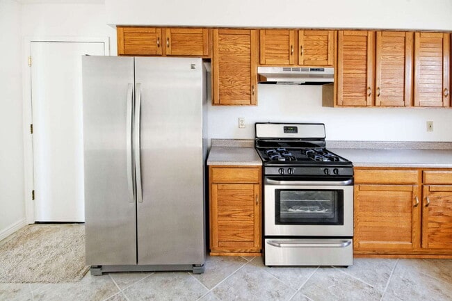 Building Photo - Comfortable home on a cul-de-sac with a gr...