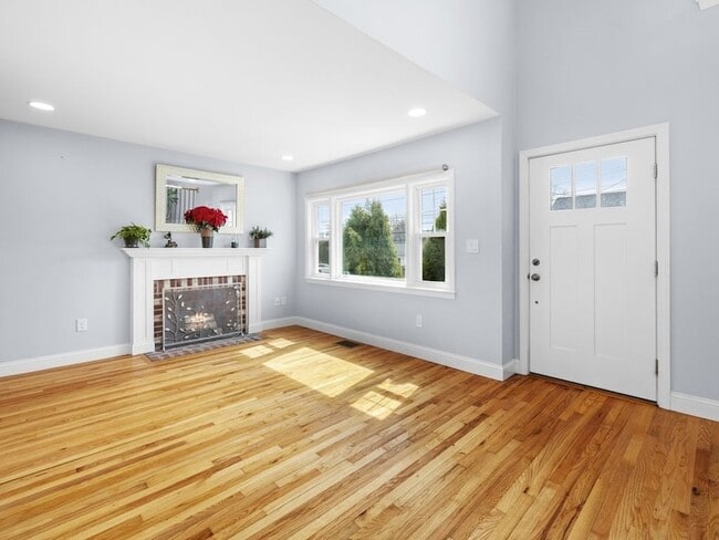 Building Photo - 165 Hartford St