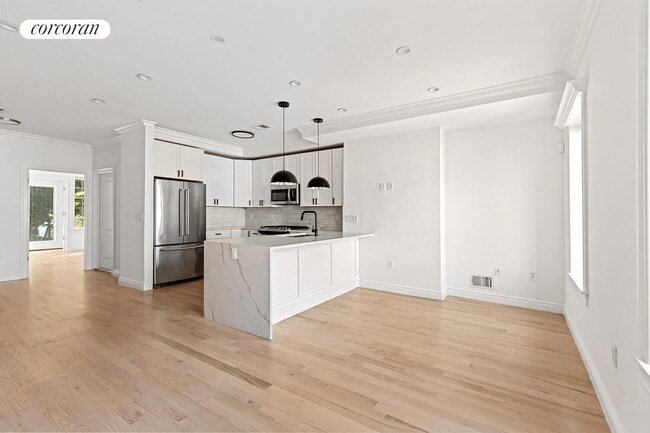 Building Photo - 210 7th St