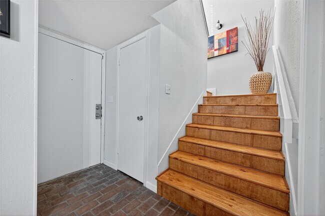 Building Photo - 880 Tully St