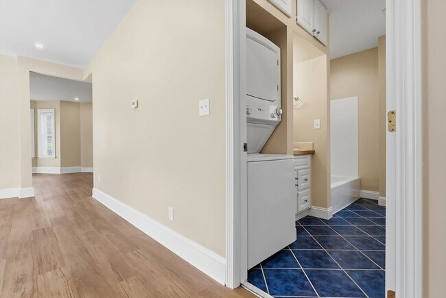 Building Photo - 142 Elliott St