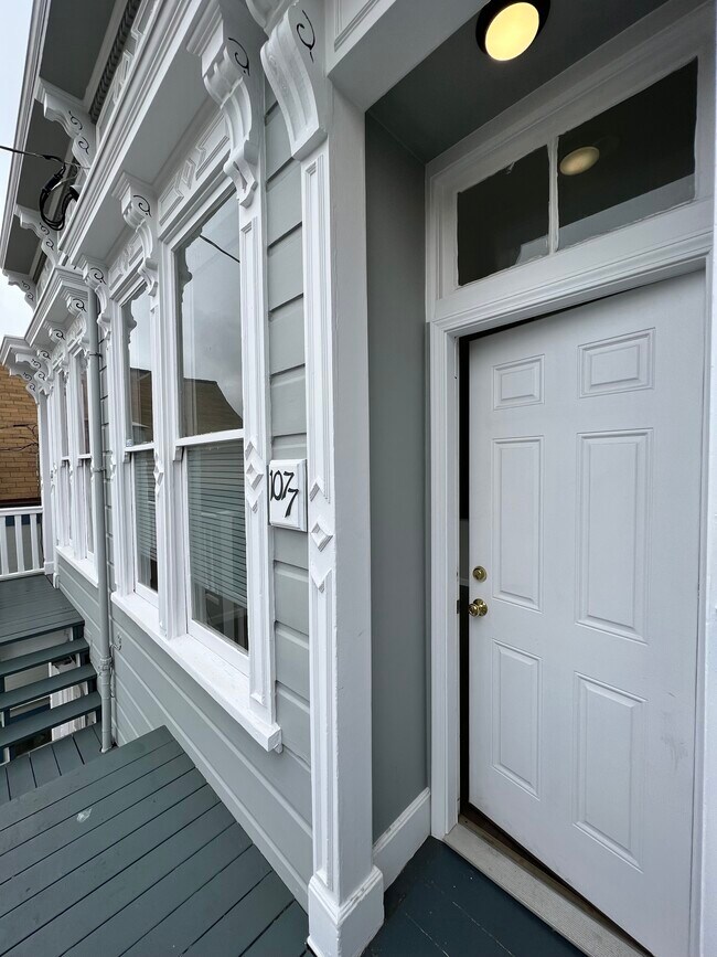 Building Photo - 1077 Hampshire St