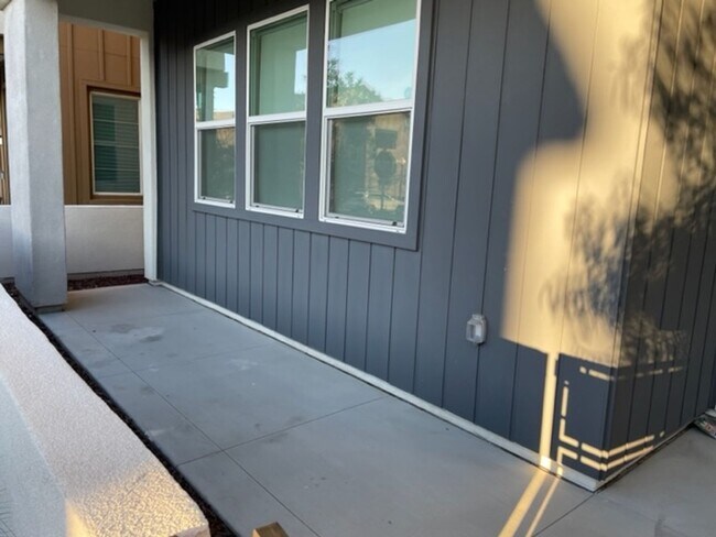 Building Photo - Stunning 3 bedroom 3 bath home in the Grea...