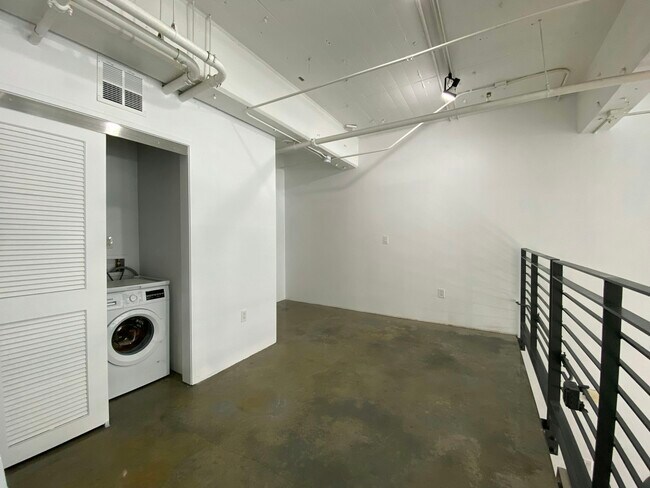 Building Photo - 1130 Flower St