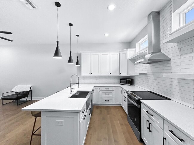 Building Photo - Stunning Townhome in the Heart of Tampa with Rooftop Terrace - 3beds|3.5bath