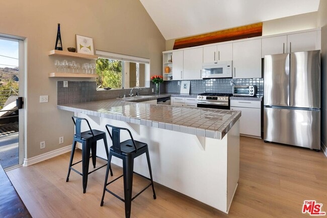 Building Photo - 4350 Hillview Dr