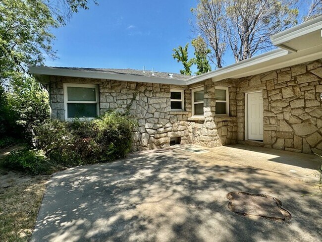 Building Photo - NEWLY RENOVATED 3 BED, 3 BATH ONE STORY HO...