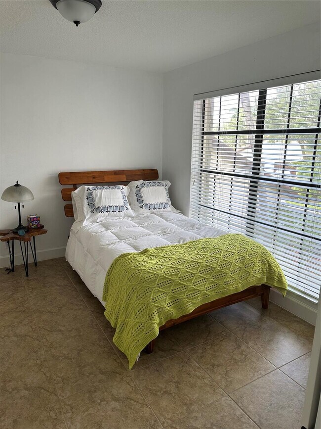 Building Photo - 3024 Lucerne Park Dr