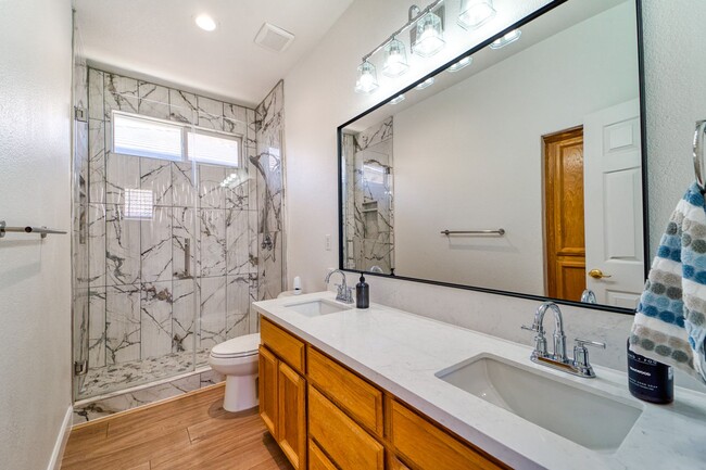 Building Photo - Stunning 4-Bedroom Home with Spacious Yard