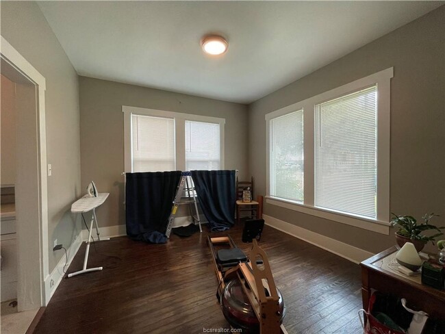 Building Photo - Charming 2 Bed, 1 Bath Duplex for August M...