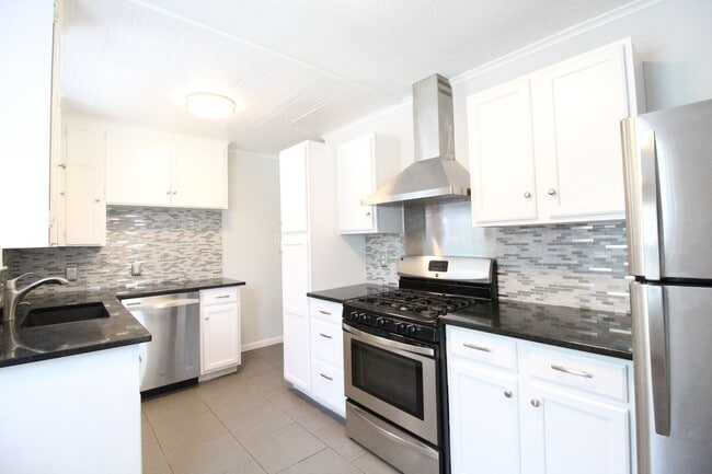 Building Photo - Updated 2 Bedroom 1 Bath Home in Roeland Park
