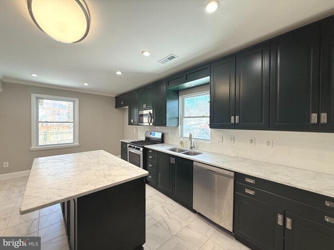 Building Photo - 7419 Farnum St