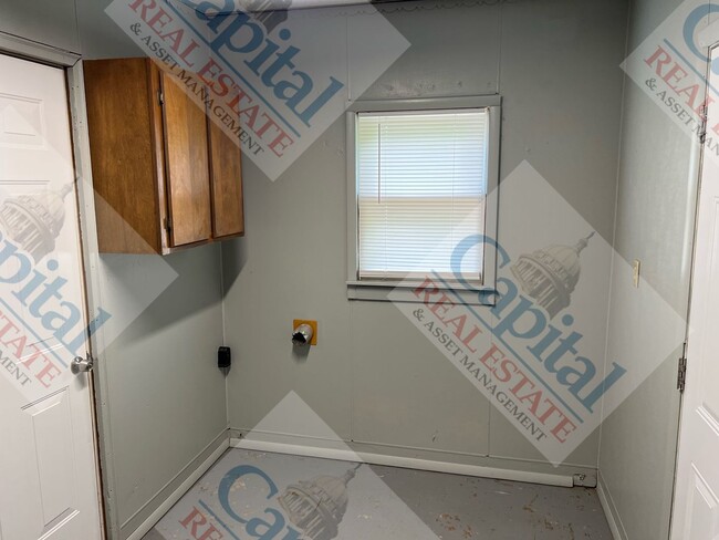 Building Photo - Cozy Cottage