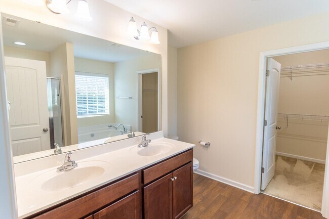 Building Photo - 2038 Sinclair Trce