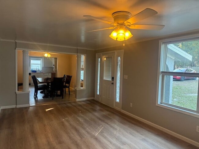 Building Photo - POOL AND APT/WORK SHOP/CRAFT ROOM