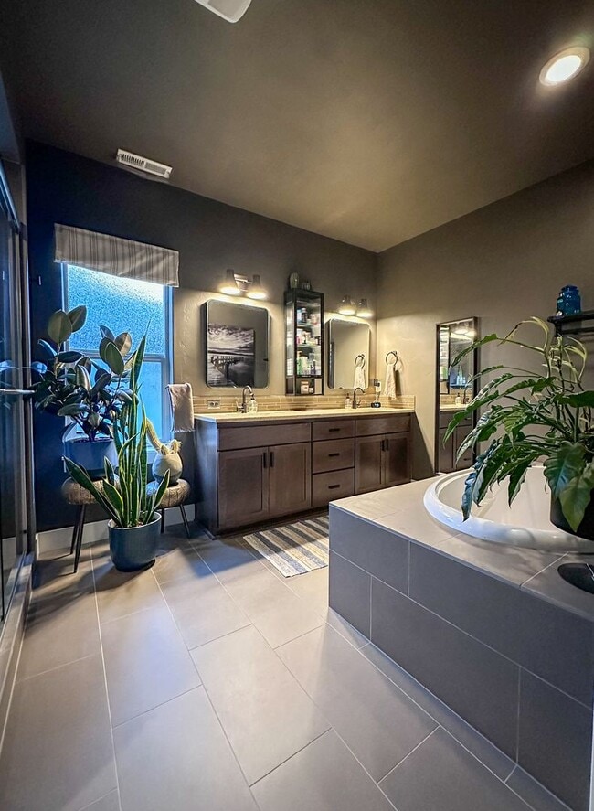 Building Photo - Stunning home available in Stone Creek!  Must see the interior!
