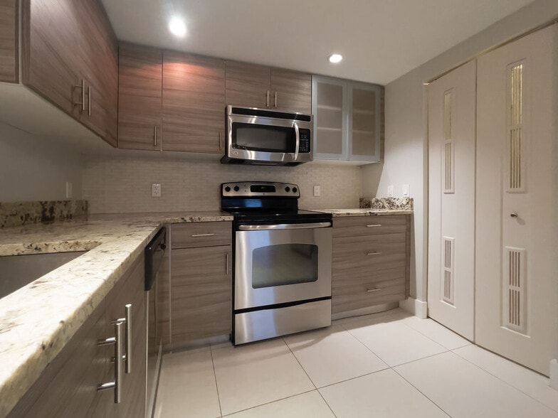 Building Photo - 64 Isle Of Venice Dr