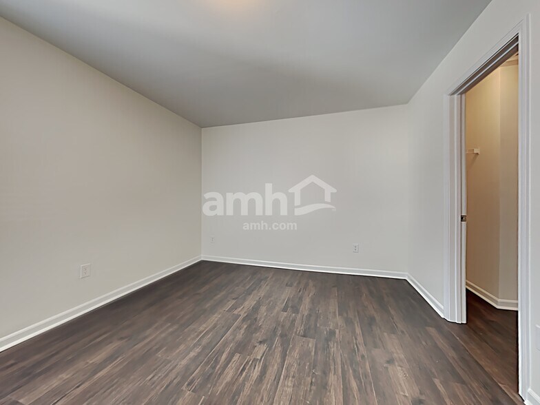 Building Photo - 121 Hyrne Dr