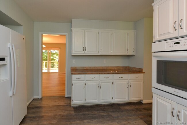 Building Photo - 62 Candlewood Lake Rd