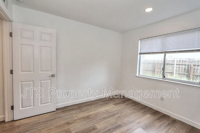 Building Photo - 10524 Croetto Way