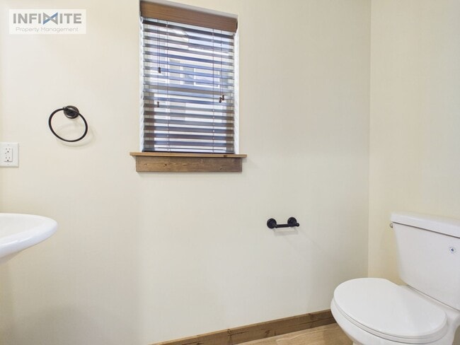 Building Photo - 3 Bedroom End Unit Condo in Bozeman