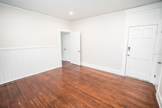 Building Photo - 409 E Jean St