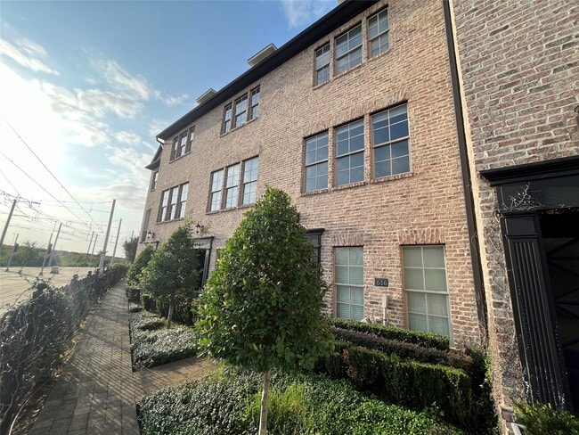 Building Photo - 616 Delano St