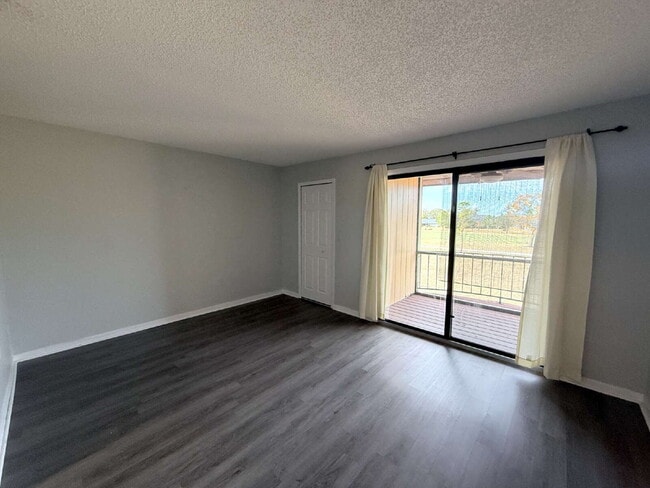 Building Photo - Moving Ready! 2 bedroom and 2 1/2 Bathroom