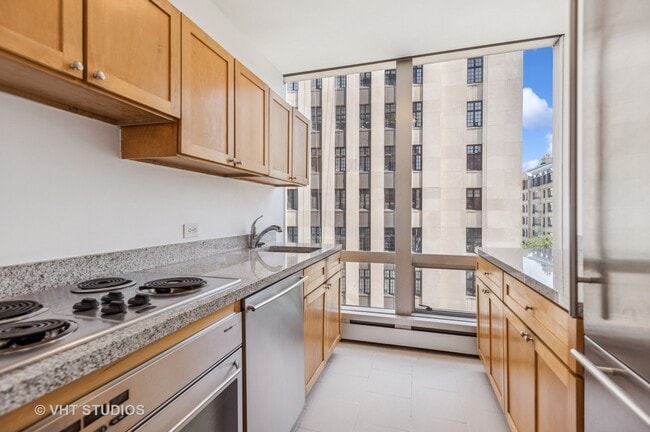 Building Photo - 1300 N Astor St