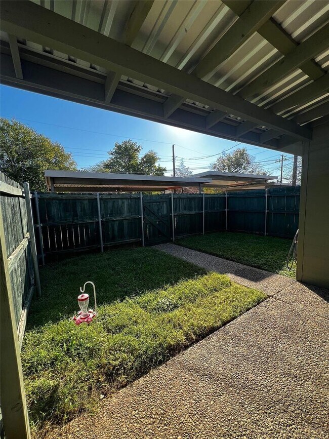 Building Photo - Awesome move in Ready Home!!