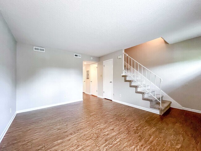 Building Photo - Conveniently Located 2-bedroom Townhome