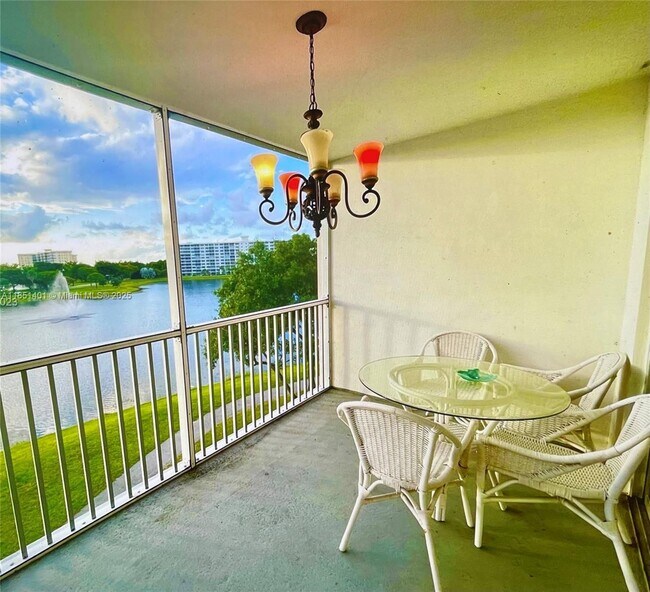 Building Photo - 2801 N Palm Aire Dr