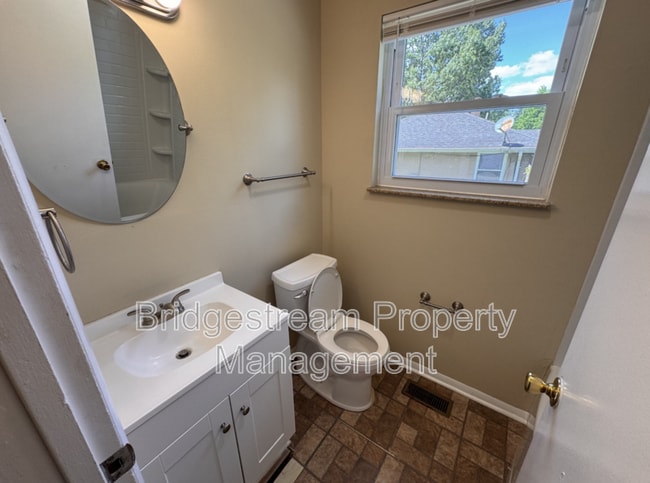 Building Photo - 4352 Sunray Rd