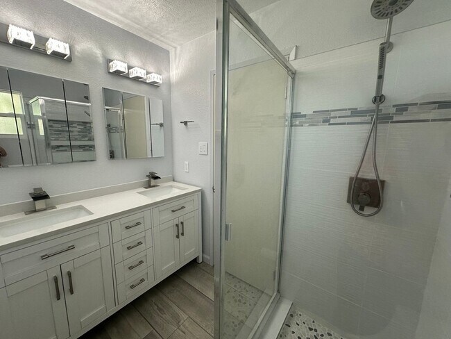 Building Photo - 4 Bedroom 2 Bathroom Home with Landscaped ...