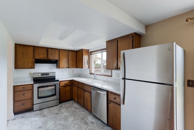 Building Photo - THREE BEDROOM IN MINT VALLEY
