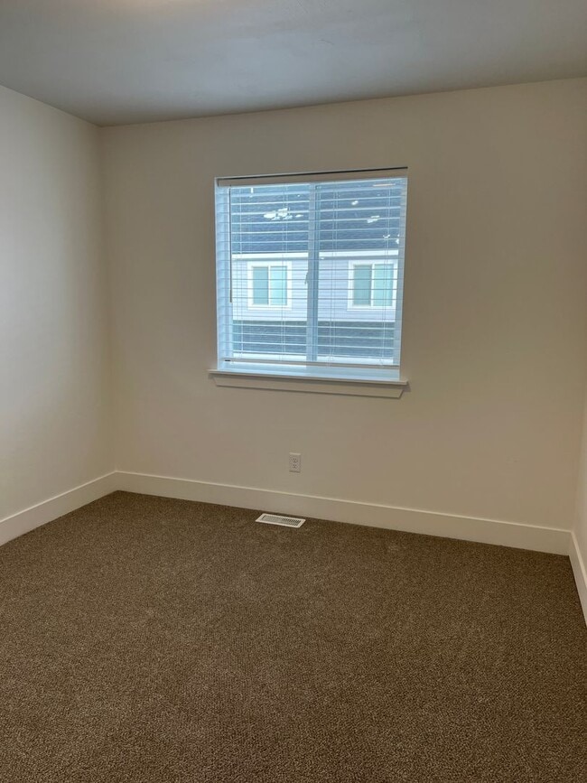 Building Photo - END UNIT - 3 BED 2.5 BATH LUXURY TOWNHOME ...